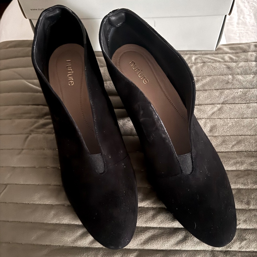 Black suede pumps-size 11